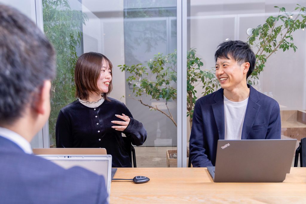 写真：間正 麻友美氏(左)、岩澤 達至氏(右)